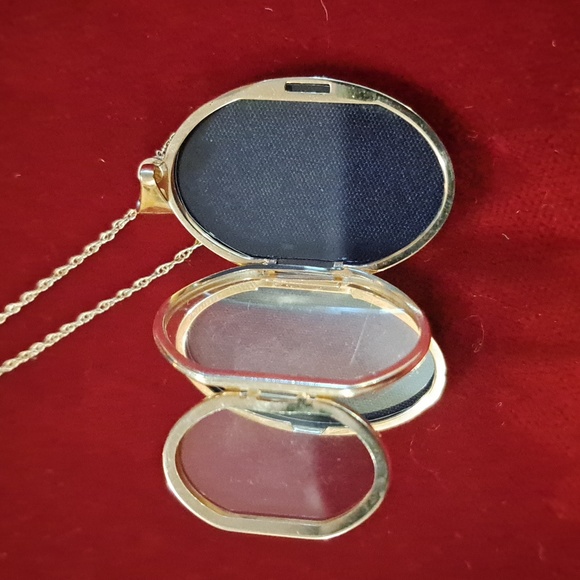 Vintage 9kt Gold Precious Moments Locket - Picture 2 of 8